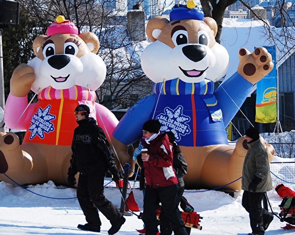 加拿大首都渥太华第36届冰雪节(Winterlude)于1月30日开幕,这个自1979年开始的北美最大的冬季节日,每年吸引近60万游客,其中1/3来自渥太华以外地区。(任乔生/大纪元) 加拿大首都渥太华第36届冰雪节(Winterlude)于1月30日开幕,这个自1979年开始的北美最大的冬季节日,每年吸引近60万游客,其中1/3来自渥太华以外地区。(任乔生/大纪元)