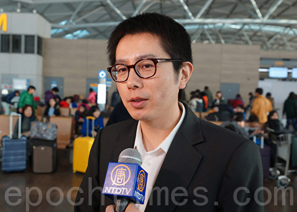 神韵乐团指挥佐藤洋平在仁川机场接受记者采访时说:“我们的乐团融入了一些中国的乐器,像是二胡、琵琶,结合了西方的乐器,这是神韵艺术团乐团最大的特点。”(金国焕/大纪元) 神韵乐团指挥佐藤洋平在仁川机场接受记者采访时说:“我们的乐团融入了一些中国的乐器,像是二胡、琵琶,结合了西方的乐器,这是神韵艺术团乐团最大的特点。”(金国焕/大纪元)