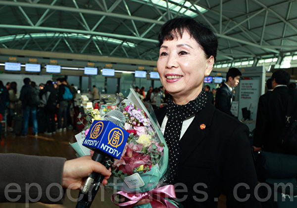 神韵国际艺术团团长在机场接受媒体采访时说,这次来韩国,觉得特别好。特别是大陆观众组团看演出,令人感动。(全宇/大纪元) 神韵国际艺术团团长在机场接受媒体采访时说,这次来韩国,觉得特别好。特别是大陆观众组团看演出,令人感动。(全宇/大纪元)