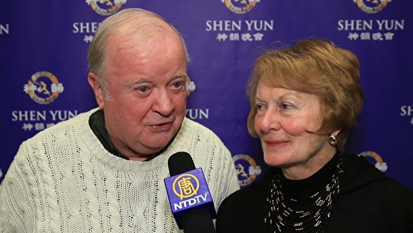 Bob O‘Donnell先生是莱特州立大学的一名心理学教授(Wright State University),他和妻子Mernadette O’Donnell女士一同观看了首次演出,赞不绝口:“(神韵)了不起!简直了不起!我都不敢相信自己所看到的(神韵演员)的精准和里面的富含着的创造力。这一切都太棒了。”(新唐人截图)
Bob O‘Donnell先生是莱特州立大学的一名心理学教授(Wright State University),他和妻子Mernadette O’Donnell女士一同观看了首次演出,赞不绝口:“(神韵)了不起!简直了不起!我都不敢相信自己所看到的(神韵演员)的精准和里面的富含着的创造力。这一切都太棒了。”(新唐人截图)
