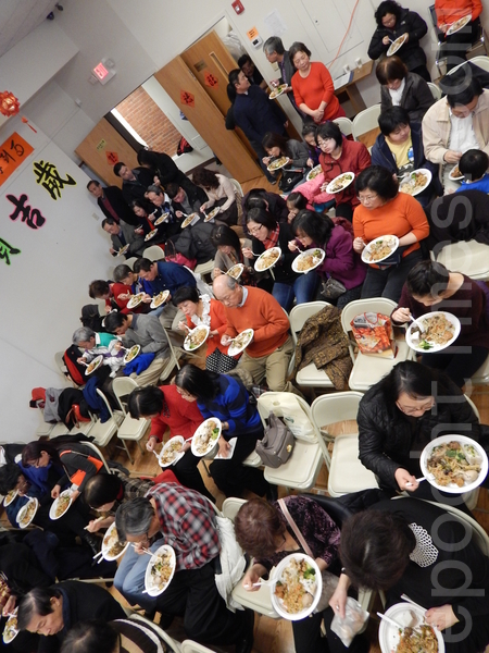 客家人一起過年吃家鄉美食。(楊天儀/大紀元) 客家人一起過年吃家鄉美食。(楊天儀/大紀元)