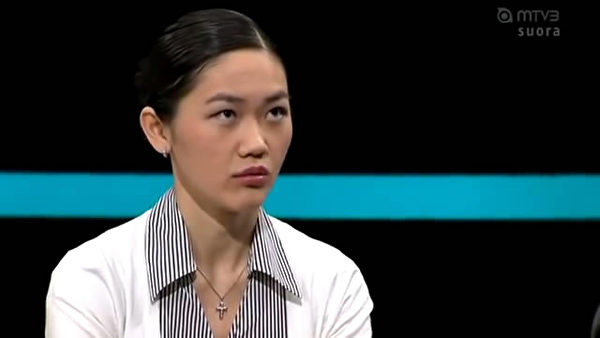有很多人懷疑夏貝拉是吃「中共政府皇糧」的間諜,有人上傳了一個視頻到youtube上。(視頻截圖) 有很多人懷疑夏貝拉是吃「中共政府皇糧」的間諜,有人上傳了一個視頻到youtube上。(視頻截圖)