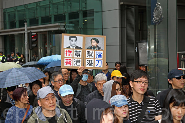 繼六千人出席記協反滅聲遊行創下了傳媒舉辦遊行的人數紀錄,事隔一週,在3月2日有雙倍的市民——一萬三千人站出來參加多個新聞團體聯合舉辦的「新聞界反暴力聯席」遊行,誓言要追查刺殺明報前總編劉進圖的真凶,捍衛新聞自由;許多港人對近年多起針對傳媒行凶暴力事件至今沒有破案感到憤怒。(潘在殊/大紀元) 繼六千人出席記協反滅聲遊行創下了傳媒舉辦遊行的人數紀錄,事隔一週,在3月2日有雙倍的市民——一萬三千人站出來參加多個新聞團體聯合舉辦的「新聞界反暴力聯席」遊行,誓言要追查刺殺明報前總編劉進圖的真凶,捍衛新聞自由;許多港人對近年多起針對傳媒行凶暴力事件至今沒有破案感到憤怒。(潘在殊/大紀元)