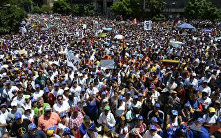 委内瑞拉狂欢节不再狂欢 万余人要总统下台