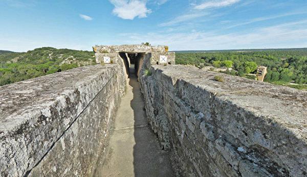嘉德水道桥(Pont du Gard)最上层是输水道。(官网pontdugard.com的截图) 嘉德水道桥(Pont du Gard)最上层是输水道。(官网pontdugard.com的截图)
