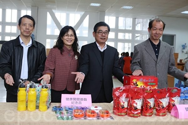 五結鄉長盃路跑及健行活動提供礦泉水及闖關紀念品。(曾漢東/大紀元) 五結鄉長盃路跑及健行活動提供礦泉水及闖關紀念品。(曾漢東/大紀元)