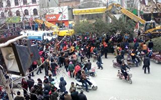 組圖：河南鄭州上千村民怒砸工程車抗強拆