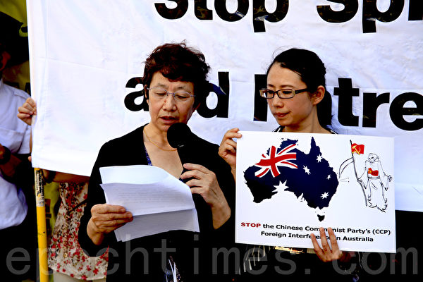 剛剛從中國大陸被營救出來的法輪功學員張鳳英女士(左),在新聞發佈會上講述中共對法輪功學員的迫害。她曾經5次被非法抓捕,被酷刑折磨。她說:「神韻展現5千年神傳文化,令「假、惡、斗」、無神論的中共害怕。」(袁麗/大紀元) 剛剛從中國大陸被營救出來的法輪功學員張鳳英女士(左),在新聞發佈會上講述中共對法輪功學員的迫害。她曾經5次被非法抓捕,被酷刑折磨。她說:「神韻展現5千年神傳文化,令「假、惡、斗」、無神論的中共害怕。」(袁麗/大紀元)