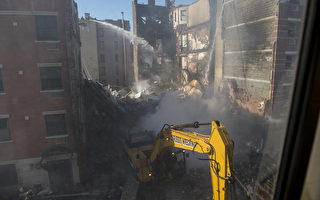 纽约东哈莱姆建筑物爆炸现场清理中