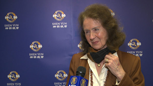 Hortense Dräger女士是編舞和芭蕾舞學校校長,她覺得神韻的群舞配合得天衣無縫。(新唐人電視台) Hortense Dräger女士是編舞和芭蕾舞學校校長,她覺得神韻的群舞配合得天衣無縫。(新唐人電視台)