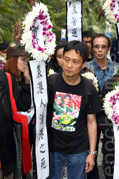 禮賓府開放日,有示威人士帶小型花牌和輓聯被拒進入,其後放在禮賓府圍牆上,給參觀的市民看。(潘在殊/大紀元) 禮賓府開放日,有示威人士帶小型花牌和輓聯被拒進入,其後放在禮賓府圍牆上,給參觀的市民看。(潘在殊/大紀元)