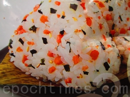 鲑鱼海苔香松拌饭使用（摄影：家和／大纪元）