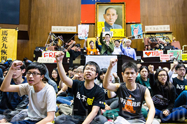 各學生團體與NGO團體23日發布聯合聲明,要求召開公民憲政會議、兩岸協議監督法制化等四項訴求。(陳柏州/大紀元) 各學生團體與NGO團體23日發布聯合聲明,要求召開公民憲政會議、兩岸協議監督法制化等四項訴求。(陳柏州/大紀元)