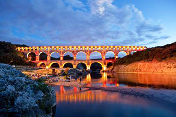 嘉德水道橋的夏夜古蹟燈光秀。(官網pontdugard.com) 嘉德水道橋的夏夜古蹟燈光秀。(官網pontdugard.com)