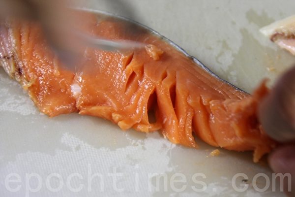 品质不良的鲑鱼，处理时，鱼肉容易散开(摄影：ALEX/大纪元)