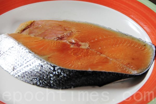 品质不良的鲑鱼，油脂不饱满(摄影：ALEX/大纪元)