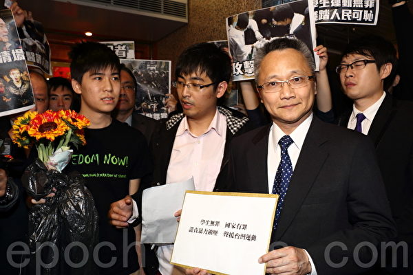 学联大约十名代表在台北经济文化办事处门外示威,要求台北政府停止暴力对待示威学生。(蔡雯文/大纪元) 学联大约十名代表在台北经济文化办事处门外示威,要求台北政府停止暴力对待示威学生。(蔡雯文/大纪元)