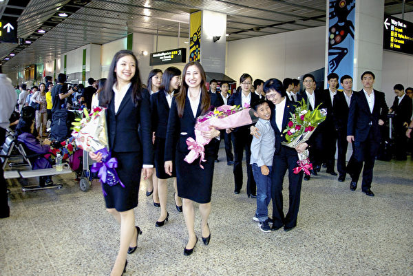 神韻藝術家們在澳洲墨爾本國際機場受到粉絲的熱情歡迎。(Win/大紀元) 神韻藝術家們在澳洲墨爾本國際機場受到粉絲的熱情歡迎。(Win/大紀元)