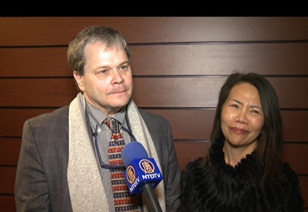在美林證券為資深金融顧問的Samuel Hicks 和朋友林牧華也觀看了當晚的演出,他們表示演出很美,很值得看。(新唐人截圖) 在美林證券為資深金融顧問的Samuel Hicks 和朋友林牧華也觀看了當晚的演出,他們表示演出很美,很值得看。(新唐人截圖)