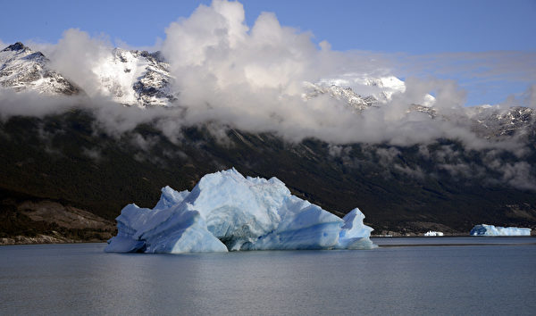 阿根廷圣克鲁斯省阿根廷湖上的冰山。（MARIO GOLDMAN／AFP） 