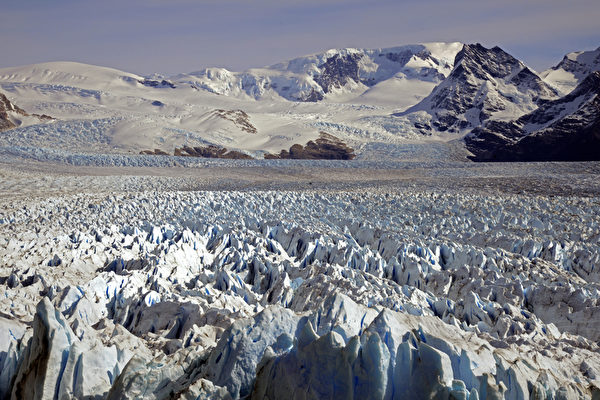 阿根廷冰川国家公园内的莫雷诺冰川。（MARIO GOLDMAN／AFP）