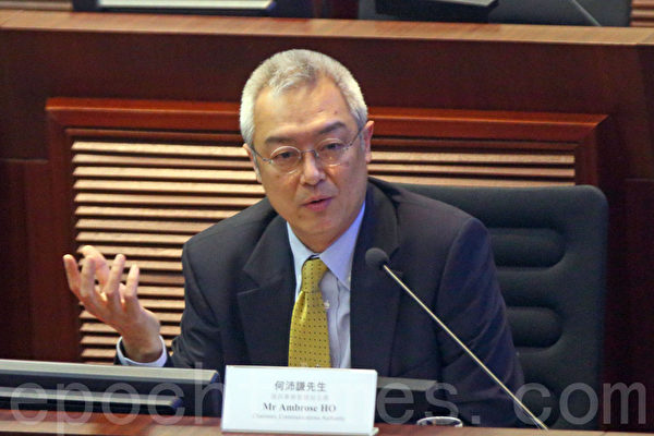 立法会资讯科技委员会召开特别会议,讨论香港电视网络开台风波。王维基首度与通讯局、通讯办及商务及经济局局长苏锦梁就流动电视同场对质。(潘在殊/ 大纪元) 立法会资讯科技委员会召开特别会议,讨论香港电视网络开台风波。王维基首度与通讯局、通讯办及商务及经济局局长苏锦梁就流动电视同场对质。(潘在殊/ 大纪元)