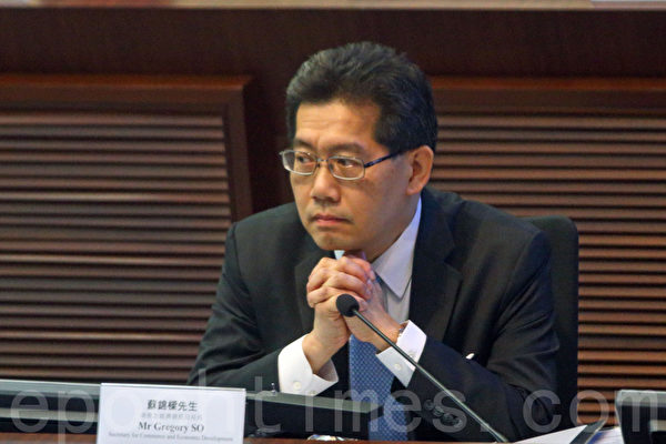 立法会资讯科技委员会召开特别会议,讨论香港电视网络开台风波。王维基首度与通讯局、通讯办及商务及经济局局长苏锦梁就流动电视同场对质。(潘在殊/ 大纪元) 立法会资讯科技委员会召开特别会议,讨论香港电视网络开台风波。王维基首度与通讯局、通讯办及商务及经济局局长苏锦梁就流动电视同场对质。(潘在殊/ 大纪元)