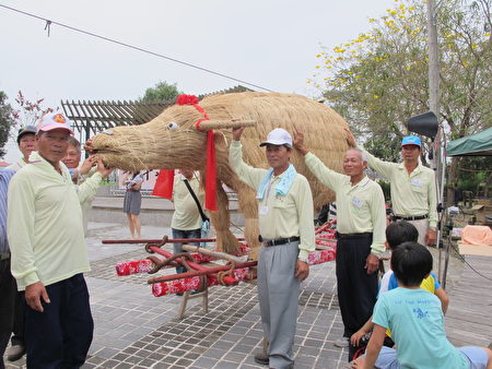 村民摸春牛祈求年年平安好运。(廖素贞/大纪元)