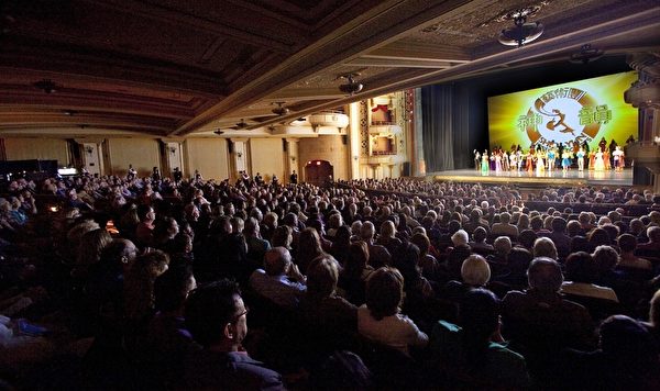 3月30日下午和晚間,美國神韻紐約藝術團2014年巡演在南加州度假勝地聖巴巴拉市格拉納達劇院(Granada Theatre)的最後兩場演出圓滿落幕,繼續了座無虛席一票難求的盛況。(季媛/大紀元) 3月30日下午和晚間,美國神韻紐約藝術團2014年巡演在南加州度假勝地聖巴巴拉市格拉納達劇院(Granada Theatre)的最後兩場演出圓滿落幕,繼續了座無虛席一票難求的盛況。(季媛/大紀元)
