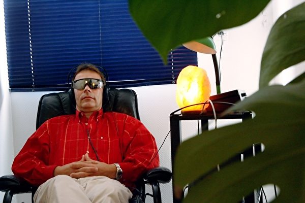 催眠對大多數人來講,還是個很神奇的領域。有人相信,有人好奇。圖為一男士在接受催眠。(法新社) 催眠對大多數人來講,還是個很神奇的領域。有人相信,有人好奇。圖為一男士在接受催眠。(法新社)