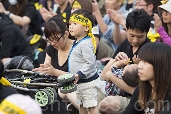 2014年3月30日,台灣台北,反服貿集會在總統府前的凱達格蘭大道舉行。圖為參加集會的民眾穿上黑衣,頭綁布條表達訴求。(陳霆/大紀元) 2014年3月30日,台灣台北,反服貿集會在總統府前的凱達格蘭大道舉行。圖為參加集會的民眾穿上黑衣,頭綁布條表達訴求。(陳霆/大紀元)