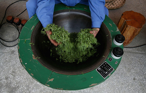 焙茶,即用温火烘茶。(图/Getty Images) 焙茶,即用温火烘茶。(图/Getty Images)