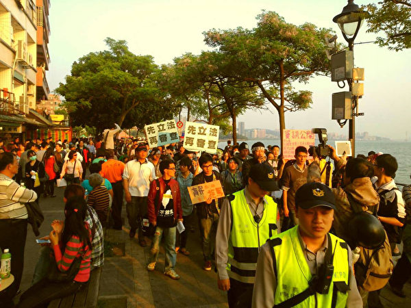 数百名民众和学生5日下午集结在淡水,针对国民党立委吴育昇选区扫街,沿路发送传单推动民间版两岸协议监督条例。警方也调派50名警力维护安全及疏导交通。
(民众提供) 数百名民众和学生5日下午集结在淡水,针对国民党立委吴育昇选区扫街,沿路发送传单推动民间版两岸协议监督条例。警方也调派50名警力维护安全及疏导交通。
(民众提供)