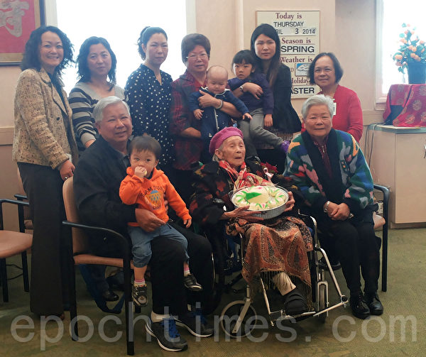 106岁的盘惠慈(前排中央),有5个子女,四世同堂。(李霖昭/大纪元) 106岁的盘惠慈(前排中央),有5个子女,四世同堂。(李霖昭/大纪元)