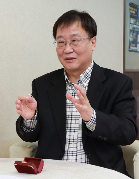 韩国willusionw钻石店代表沈愚燮能将钻石饰品放大到数倍以上的视觉效果。(全宇/大纪元) 韩国willusionw钻石店代表沈愚燮能将钻石饰品放大到数倍以上的视觉效果。(全宇/大纪元)