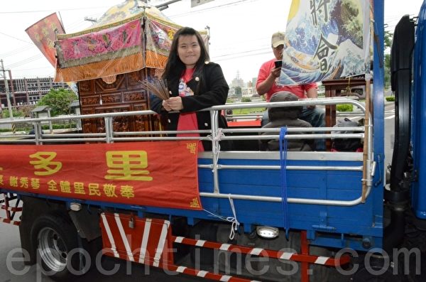 樹林三多里長謝秀琴暨全體里民敬奉的車隊。(宋順澈/大紀元) 樹林三多里長謝秀琴暨全體里民敬奉的車隊。(宋順澈/大紀元)