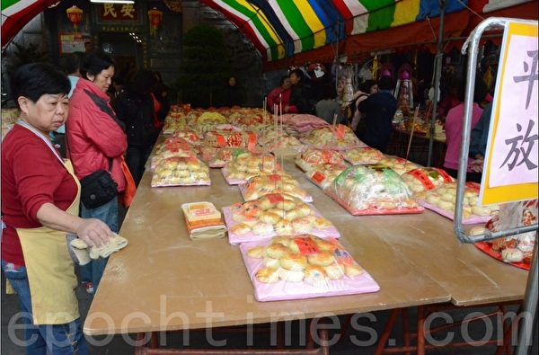 祭壇的平安龜擺滿供桌。(宋順澈/大紀元) 祭壇的平安龜擺滿供桌。(宋順澈/大紀元)