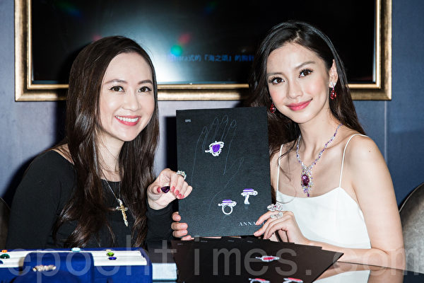 港星Angelababy(杨颖)(右)4月15日在台北出席珠宝展,笑称梦想中的婚礼造型要一顶皇冠,“当公主是每个女生的梦。”(陈柏州/大纪元) 港星Angelababy(杨颖)(右)4月15日在台北出席珠宝展,笑称梦想中的婚礼造型要一顶皇冠,“当公主是每个女生的梦。”(陈柏州/大纪元)