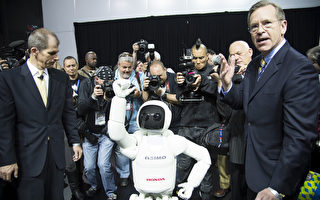 紐約國際車展上世界最新機器人亮相 會翩翩起舞