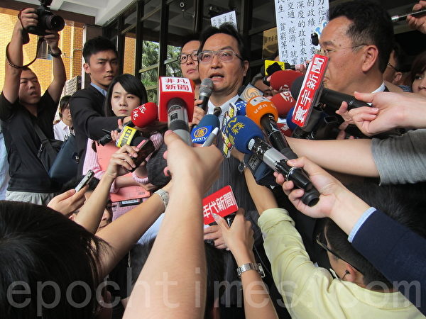 318公民覺醒運動義務律師團由尤伯祥、高涌誠、劉志鵬、羅秉成及顧立雄律師組成,羅秉成(圖)代表宣讀「你為民主守護 我為正義辯護」聲明,他們強調由學生和NGO社團共同發起的318「反服貿、護民主」運動,是一場反抗政治不義的公民覺醒運動。(鍾元/大紀元) 318公民覺醒運動義務律師團由尤伯祥、高涌誠、劉志鵬、羅秉成及顧立雄律師組成,羅秉成(圖)代表宣讀「你為民主守護 我為正義辯護」聲明,他們強調由學生和NGO社團共同發起的318「反服貿、護民主」運動,是一場反抗政治不義的公民覺醒運動。(鍾元/大紀元)