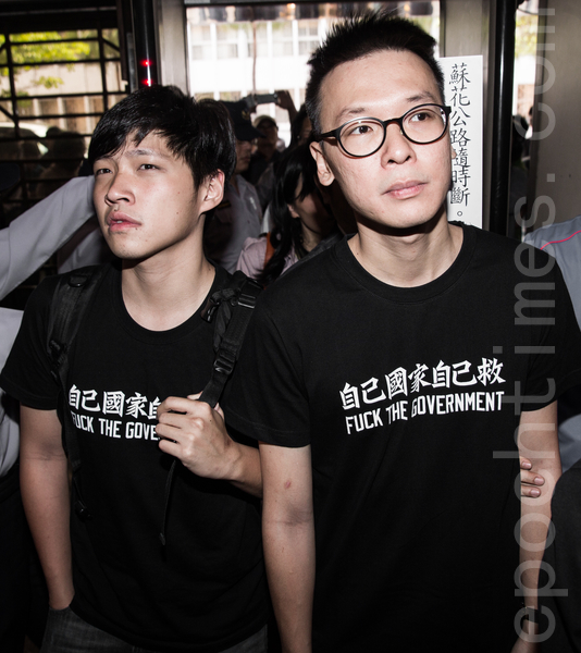 太陽花學運總指揮林飛帆(前)、陳為廷(後)等7人遭警方約談,21日在律師顧立雄陪的同下到台北地檢署報到。(陳柏州/大紀元) 太陽花學運總指揮林飛帆(前)、陳為廷(後)等7人遭警方約談,21日在律師顧立雄陪的同下到台北地檢署報到。(陳柏州/大紀元)