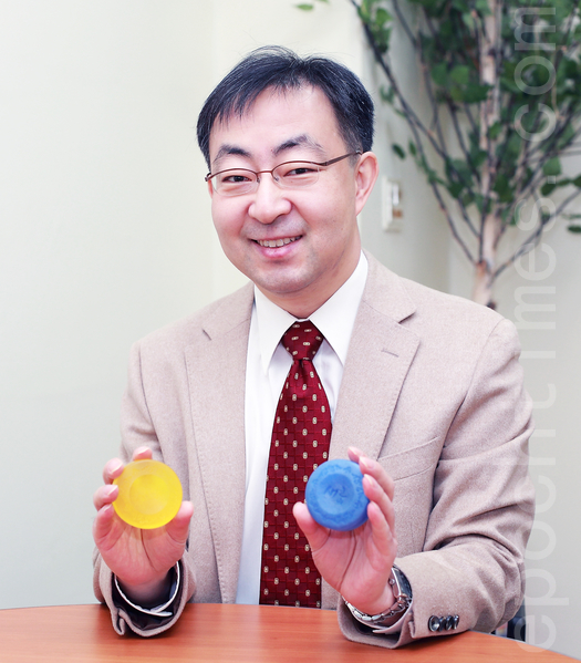 韩国化学博士、(株)UXN代表夫瀚吉发明的纯天然韩方香皂。(全宇/大纪元) 韩国化学博士、(株)UXN代表夫瀚吉发明的纯天然韩方香皂。(全宇/大纪元)
