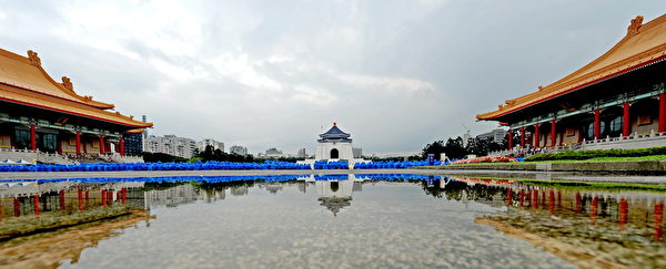 台灣法輪功學員4月26日在台北中正紀念堂舉行排字、煉功活動。(孫湘詒/大紀元) 台灣法輪功學員4月26日在台北中正紀念堂舉行排字、煉功活動。(孫湘詒/大紀元)