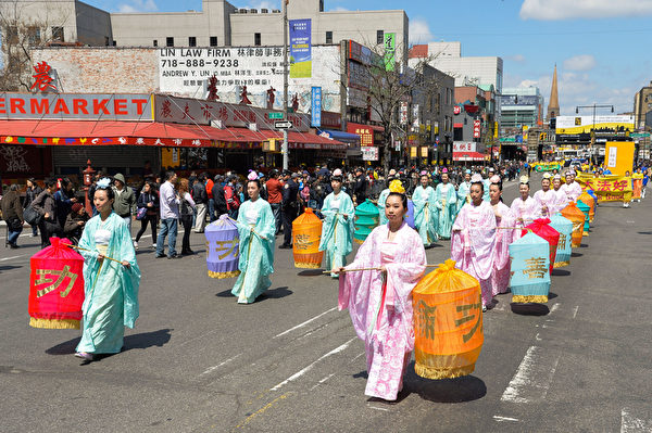 2014年4月26日,紐約法拉盛,上千名法輪功學員舉行了一場聲勢浩大的遊行和集會。圖為遊行中的仙女隊伍。(戴兵/大紀元) 2014年4月26日,紐約法拉盛,上千名法輪功學員舉行了一場聲勢浩大的遊行和集會。圖為遊行中的仙女隊伍。(戴兵/大紀元)