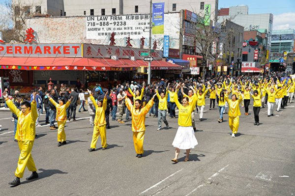2014年4月26日,紐約法拉盛,上千名法輪功學員舉行了一場聲勢浩大的遊行和集會。圖為法輪功煉功隊伍。(戴兵/大紀元) 2014年4月26日,紐約法拉盛,上千名法輪功學員舉行了一場聲勢浩大的遊行和集會。圖為法輪功煉功隊伍。(戴兵/大紀元)