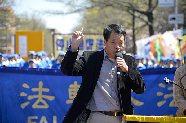 2014紐約民眾紀念“四·二五”集會,中國和平主席唐伯橋先生。(戴兵/大紀元) 2014紐約民眾紀念“四·二五”集會,中國和平主席唐伯橋先生。(戴兵/大紀元)
