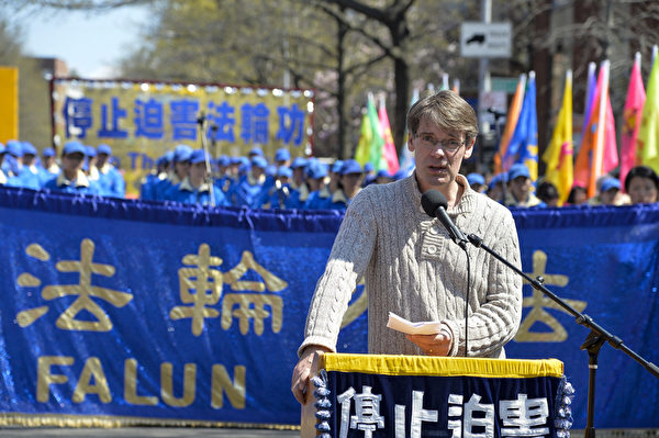 2014紐約民眾紀念“四·二五”集會,全球退出中共服務中心公共聯絡經理大衛。(戴兵/大紀元) 2014紐約民眾紀念“四·二五”集會,全球退出中共服務中心公共聯絡經理大衛。(戴兵/大紀元)