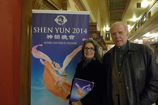 前芭蕾舞演员Anna Ding(左)和著名小说家William Kennedy(右)4月27日首次观看神韵,两夫妇赞赏神韵展示的中华传统信仰和价值观。(蔡溶/大纪元) 前芭蕾舞演员Anna Ding(左)和著名小说家William Kennedy(右)4月27日首次观看神韵,两夫妇赞赏神韵展示的中华传统信仰和价值观。(蔡溶/大纪元)