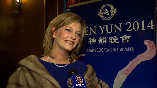 紐約日內瓦市孕婦保健中心的執行主任巴頓(Patricia Button)於2014年4月29日晚在紐約州羅切斯特觀看了神韻演出,她說:「神韻作了一件很了不起的事,就是將信仰的理念透過藝術形式表現出來,引起大家的認識和關注。」(大紀元圖片) 紐約日內瓦市孕婦保健中心的執行主任巴頓(Patricia Button)於2014年4月29日晚在紐約州羅切斯特觀看了神韻演出,她說:「神韻作了一件很了不起的事,就是將信仰的理念透過藝術形式表現出來,引起大家的認識和關注。」(大紀元圖片)