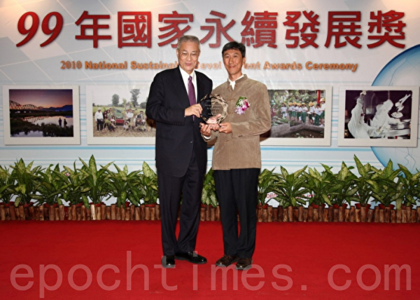 99年荣获行政院国家教育永续发展奖。(岳明国小提供) 99年荣获行政院国家教育永续发展奖。(岳明国小提供)